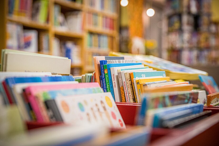 Kinderbücher stehen auf einem Tisch.