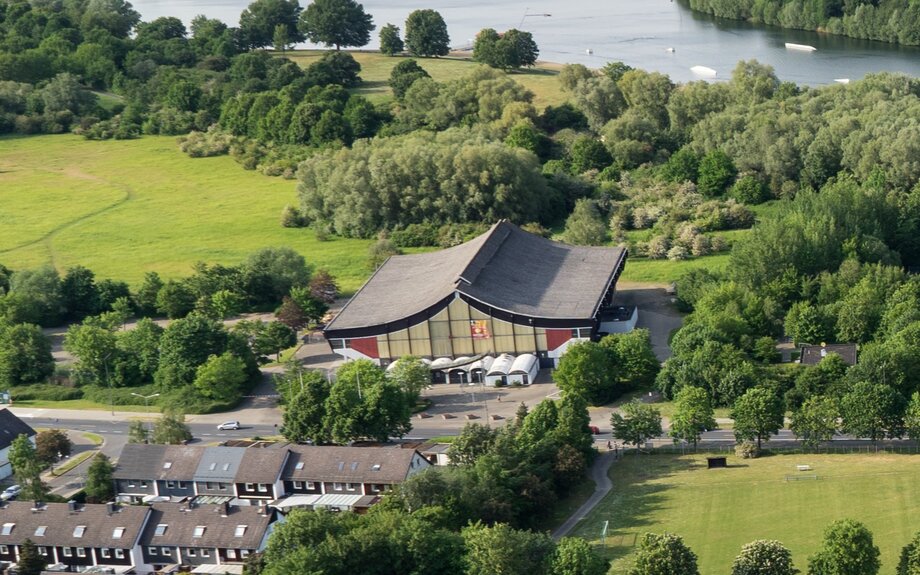 Luftbild der Eissporthalle.