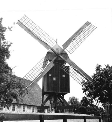 Die wieder aufgebaute Mühle auf dem Gelände des Städtischen Museums Schloss Salder.