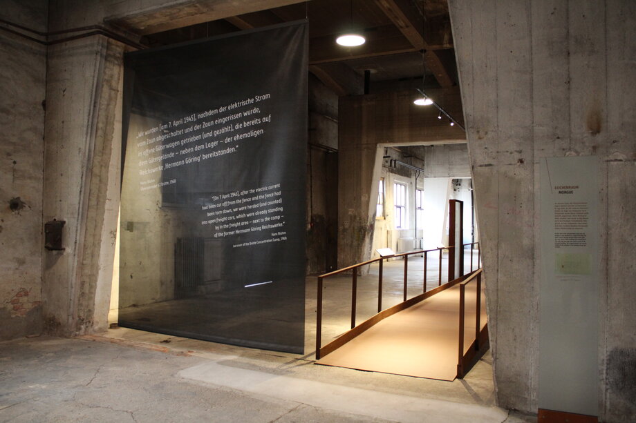 Das Foto gibt einen Einblick in die Ausstellung der Gedenkstätte KZ Drütte.