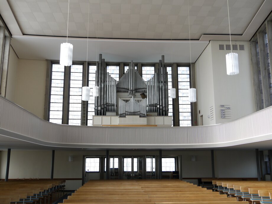 Blick zur Orgel und Empore der Martin.Luther-Kirche in Lebenstedt