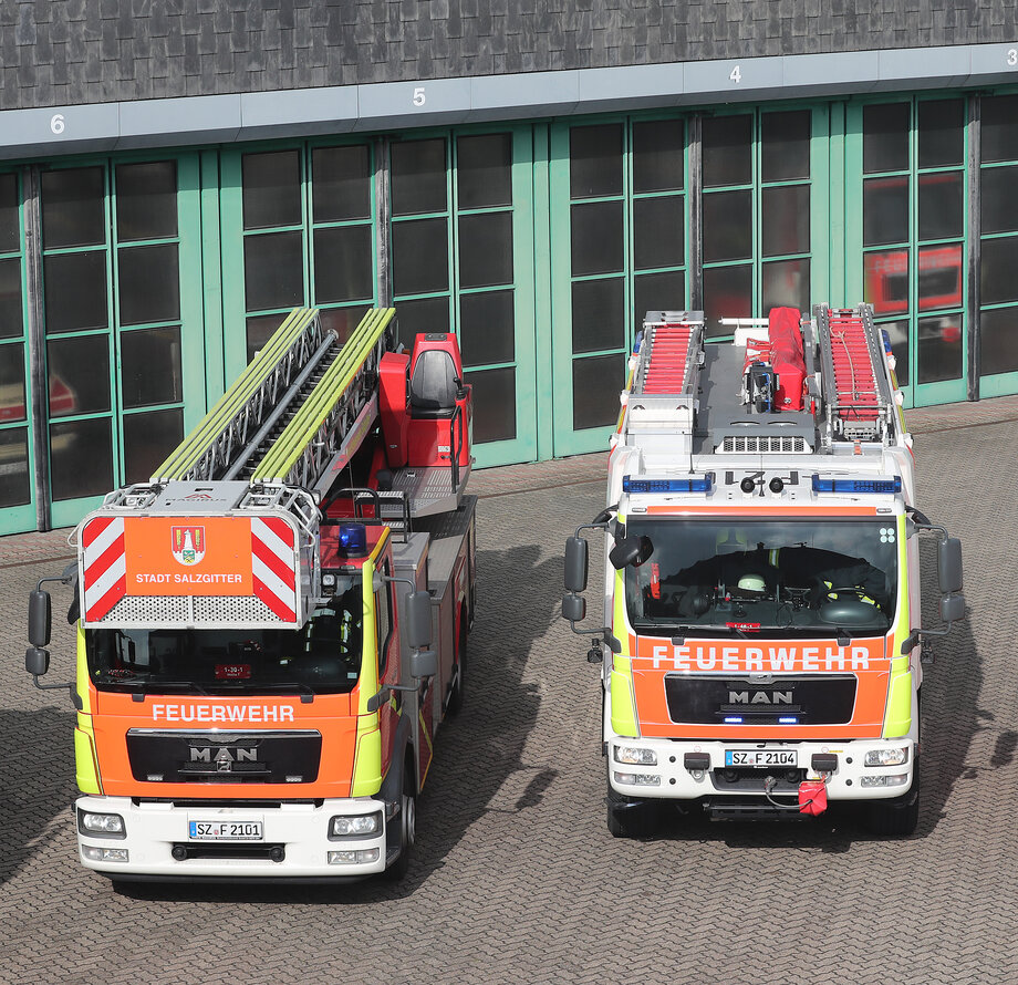 Zwei Feuerwehrfahrzeuge der Berufsfeuerwehr der Stadt Salzgitter vor der Feuerwache in Lebenstedt.